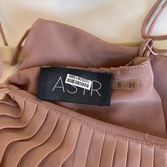 ASTR pink pleated tank - Picture 3 of 3